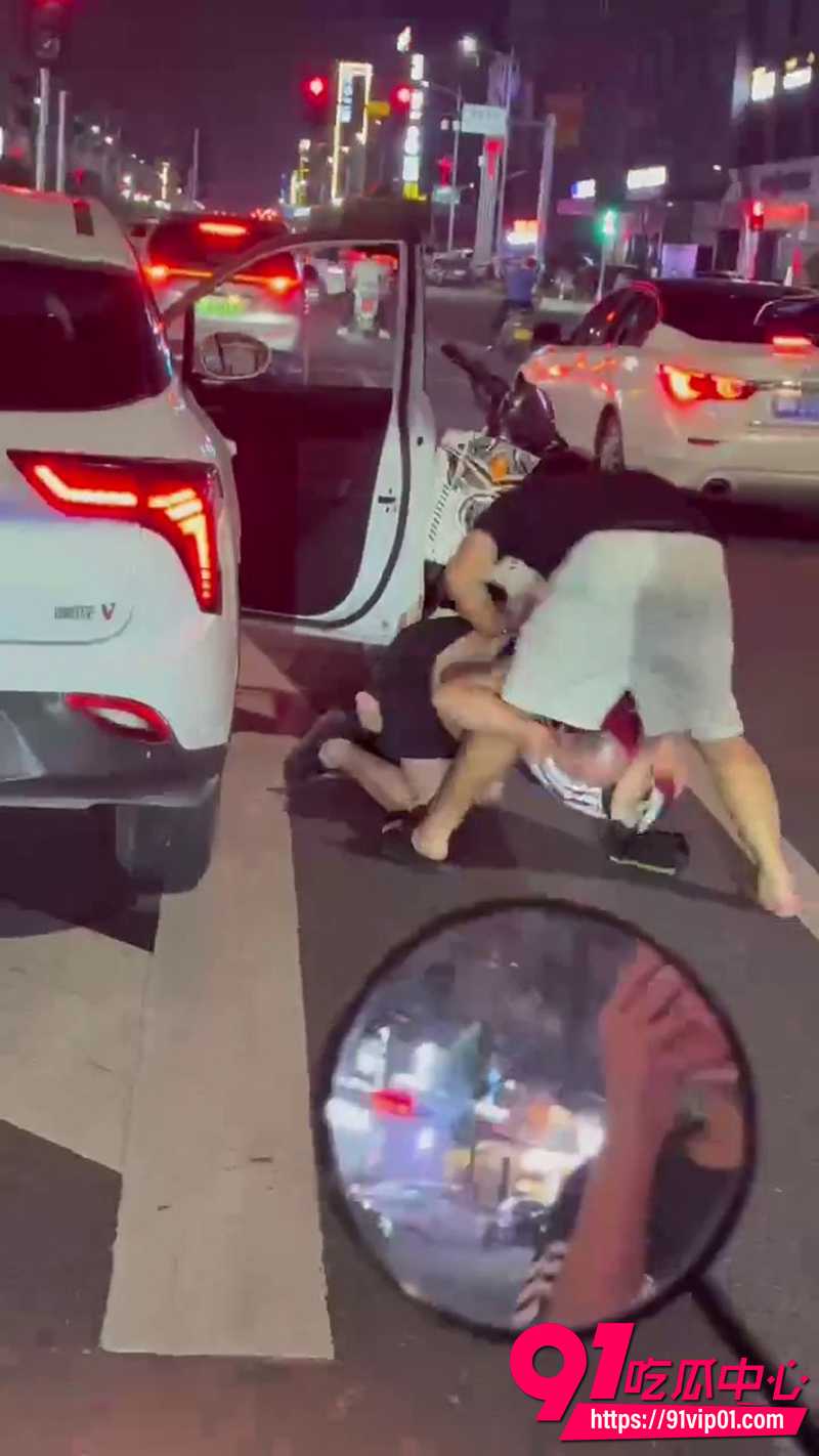 大哥电动车逆行掉头  1