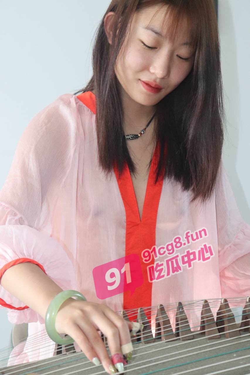 江西美少女张艾艾～跟瓜友裸聊发骚 人前古风美少女人后小婊子！