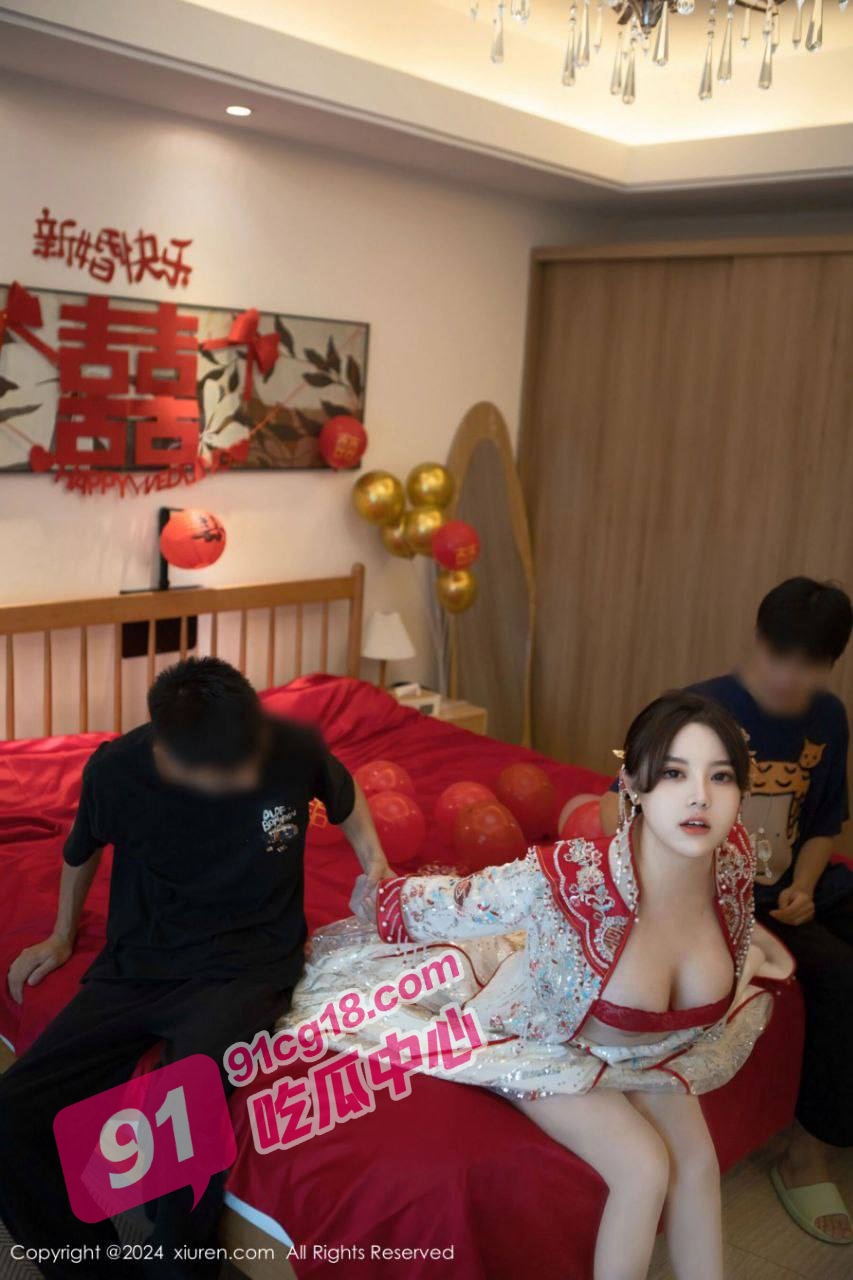 秀人网巨乳嫩模豆瓣酱《新婚快乐》主题 一个新娘多个新郎 好刺激啊！