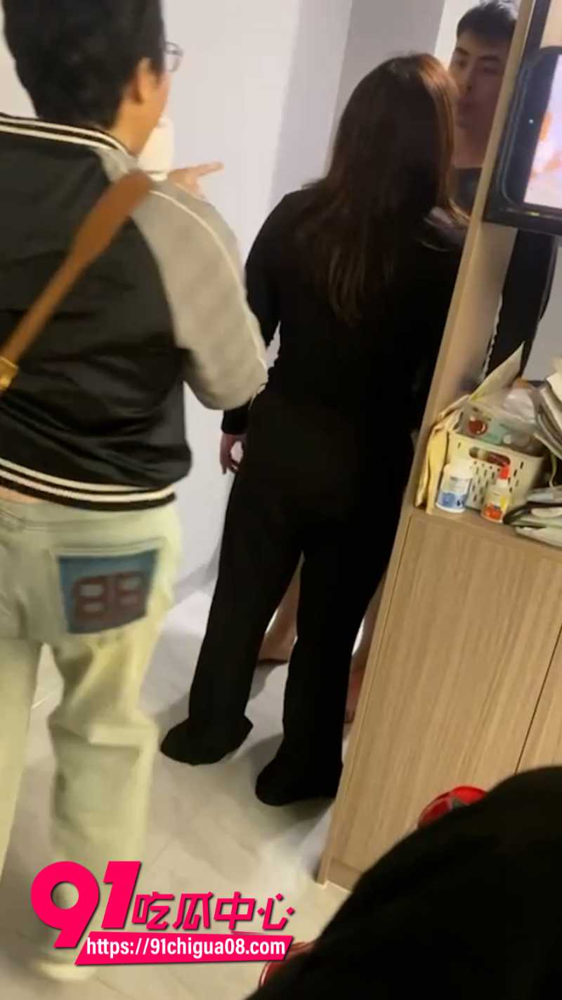 潮汕帽子叔叔出轨被原配抓奸在床9