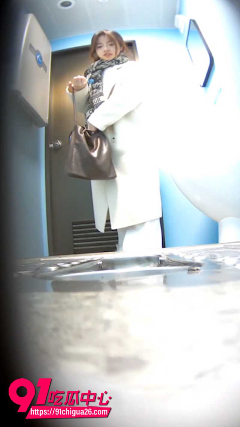 厕拍大神在火车上的女厕偷拍1