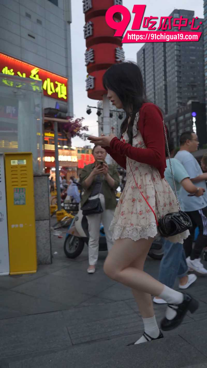 抄底大神尾随偷拍钢牙妹11