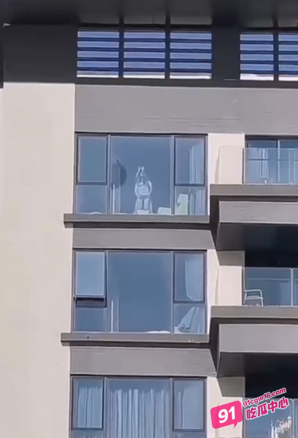 大白天拉开窗帘 趴在落地窗后入爆操 这可便宜对面的邻居观景了！ 配图2