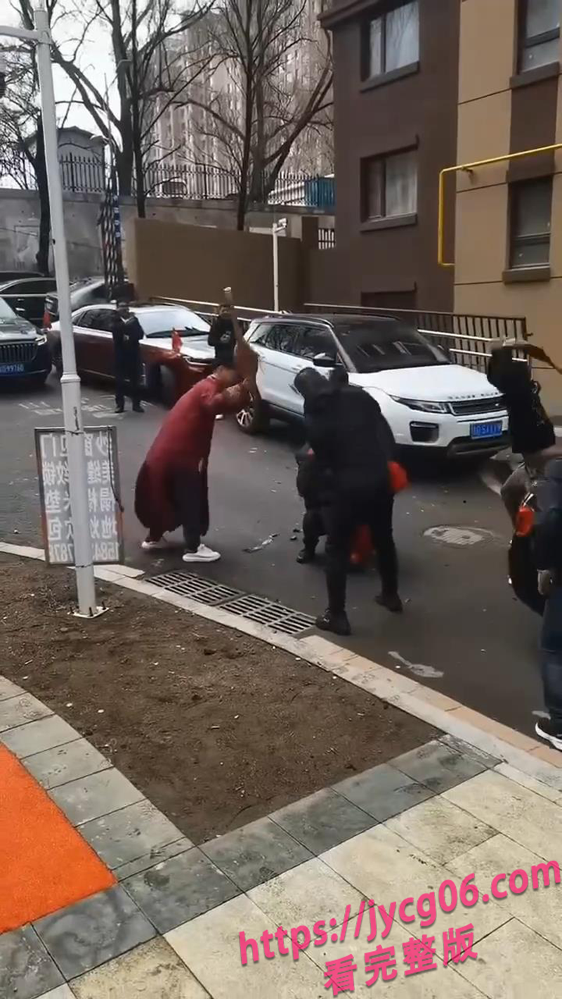 新郎下车被暴打！奇葩习俗引人围观！打人的一看就是新郎好兄弟～ 配图3