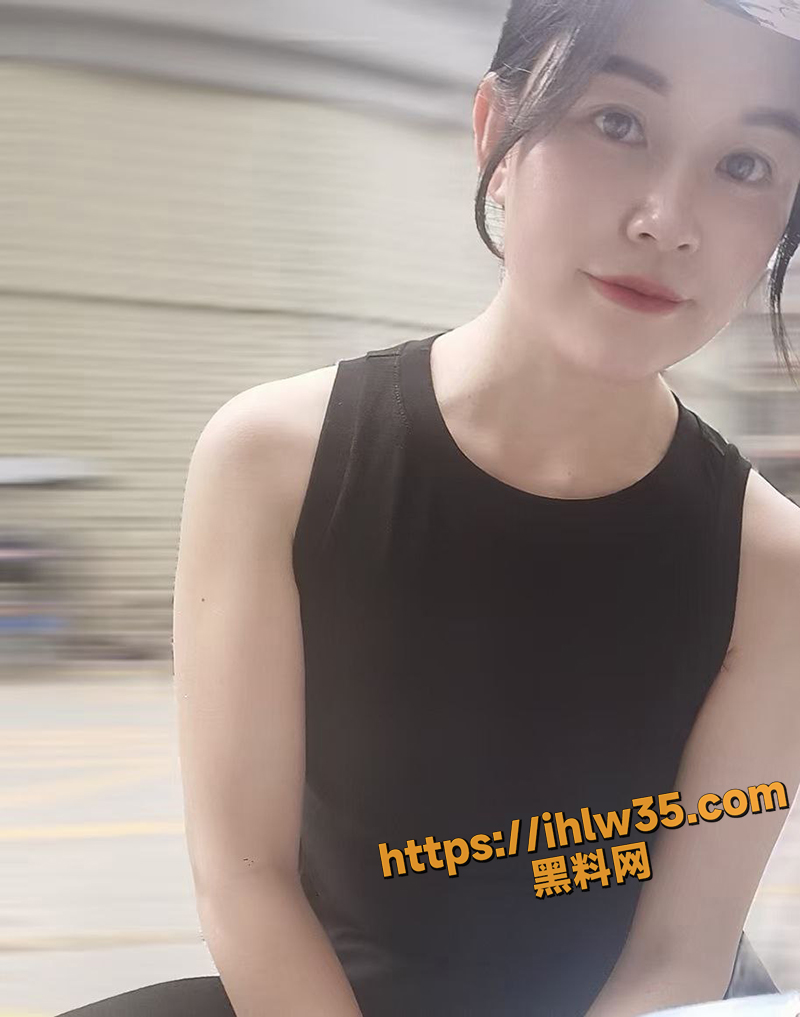 勾搭上军嫂同事 美腿纤细修长的极品熟女 成为炮友后情趣丝袜诱惑勾引我！ 配图