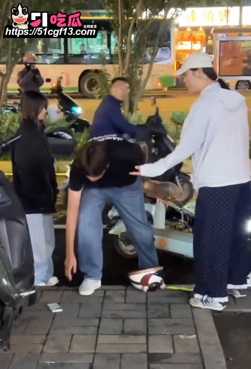 包头三角恋大瓜富婆深夜抓奸小白脸出轨4拷贝