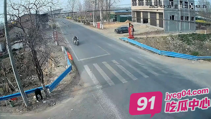 十字路口惨烈车祸！老太被撞飞5米后坠沟！当场身亡！ 配图