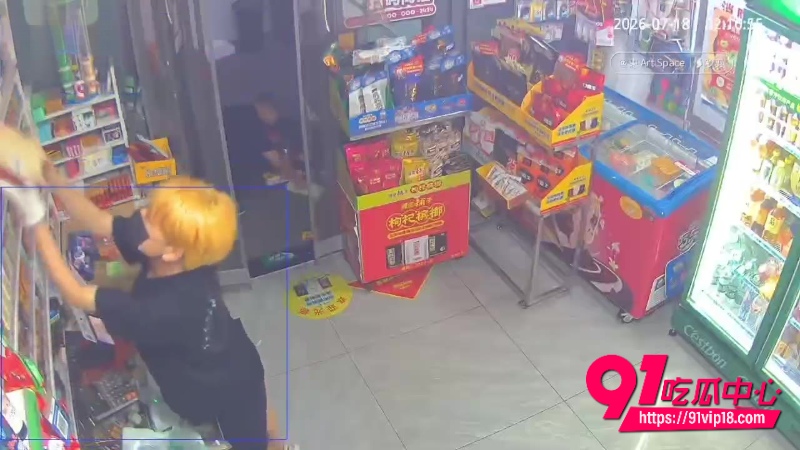 宜昌精神小伙打砸无人店偷烟事件1