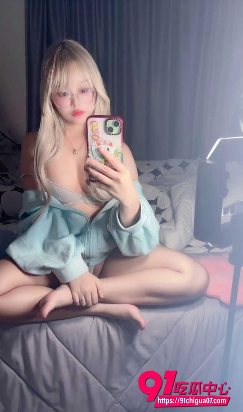 极品萝莉RemukiraCOS露奶私拍视频曝光 可爱脸蛋撩人眼神巨乳全露 惹火身材太勾人了吧！