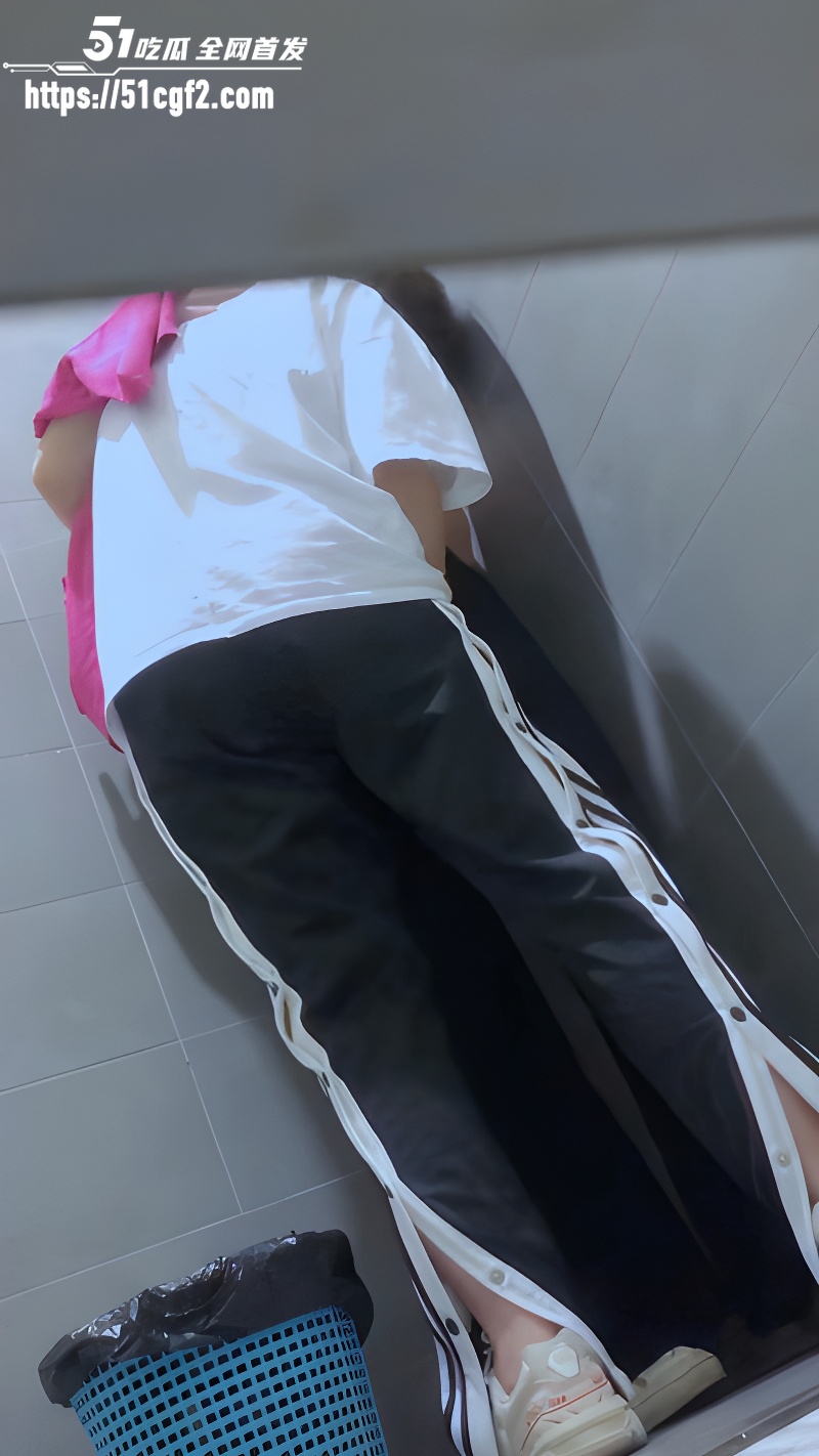 女厕所躲着打野炮的拉拉3 女厕所躲着打野炮的拉拉3
