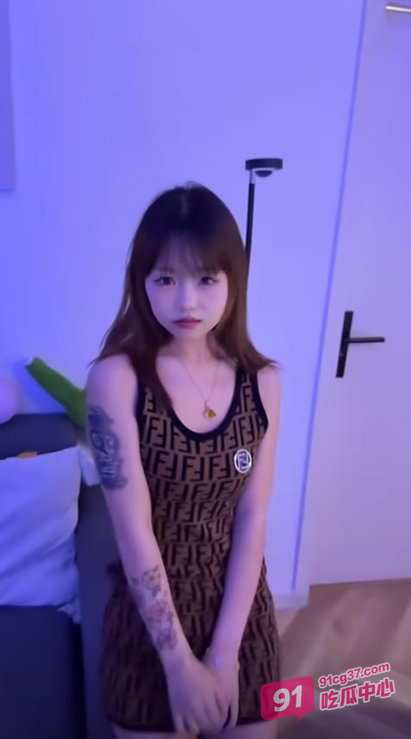 抖音萝莉系网红小侃 开腾讯会议裸聊视频曝光 手臂上纹身实锤！ 配图2