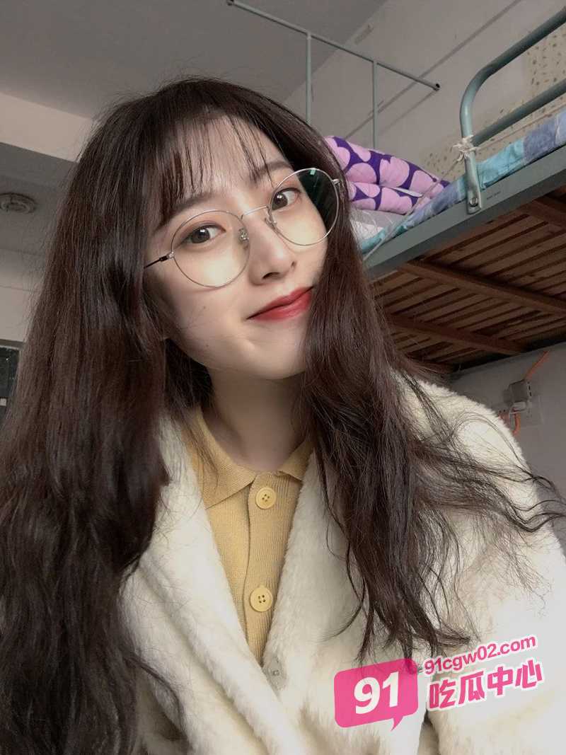 湖南怀化眼镜妹 子惠 成为男友的胯下母狗 鸡巴舔的熟练至极！ 配图2