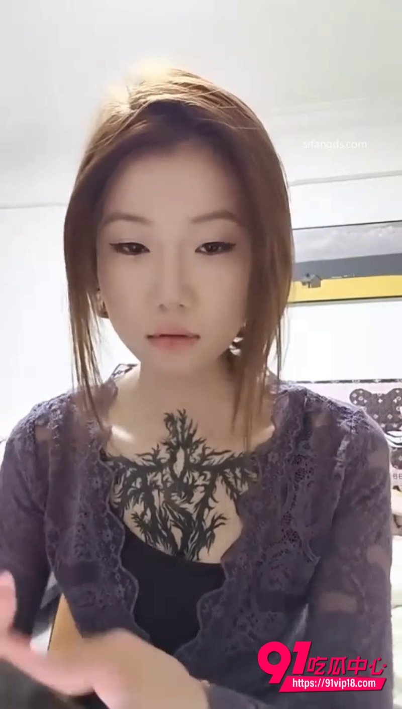 主播 碧梨付洁 纹身长发美艳身材在直播间大胆自慰 酥胸无毛肥美馒头洗澡后沙发玩穴