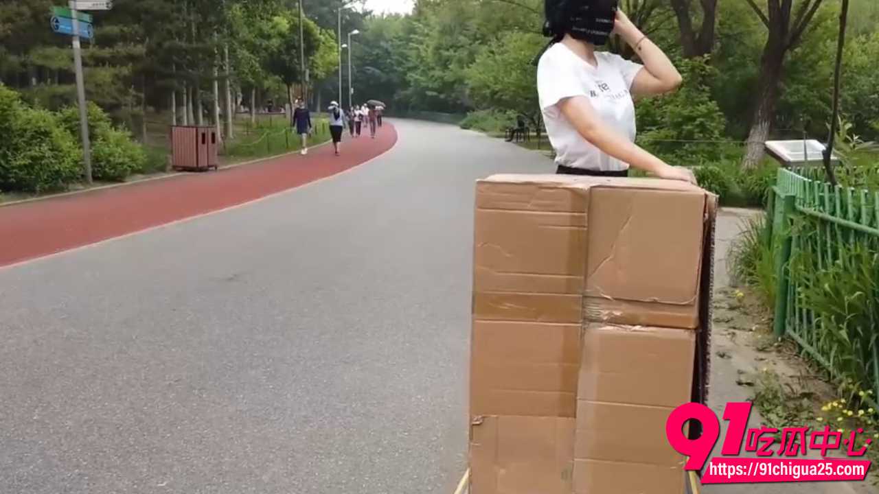 北京天使Ariel全裸公园穿行侧漏纸箱系列2