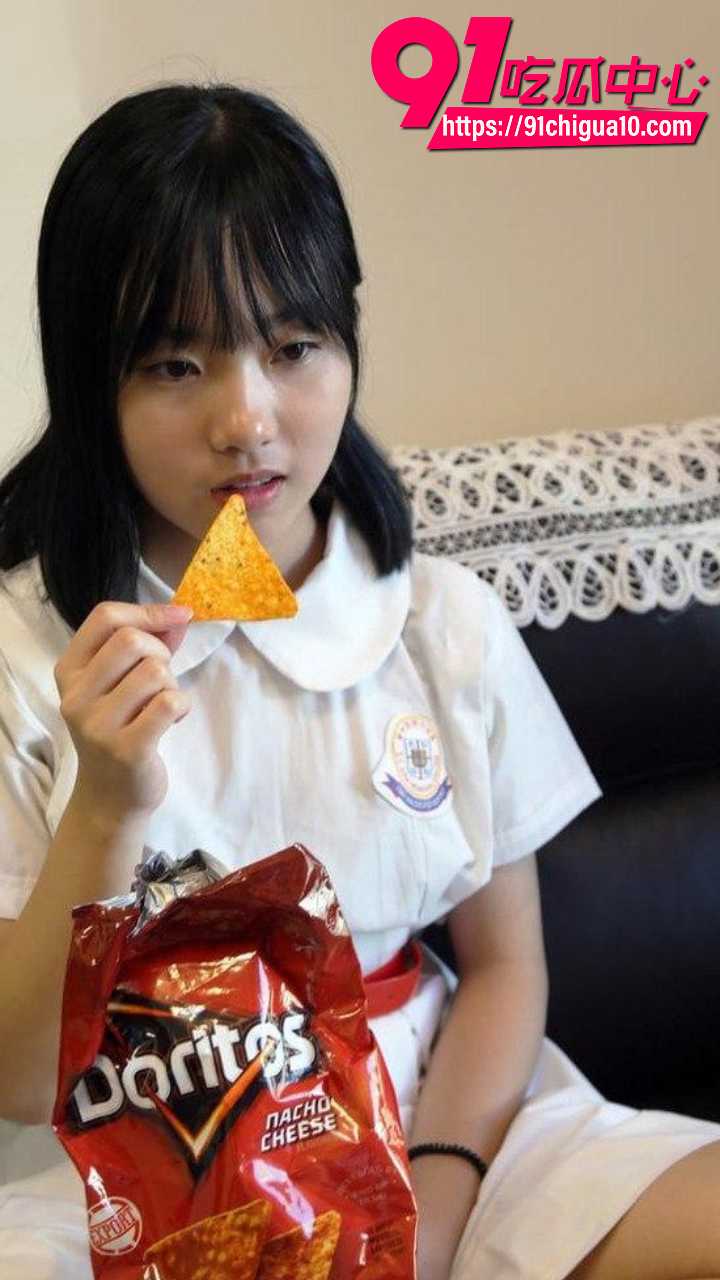 香港清纯高中妹被渣男调教成骚货 小小年纪主动掰开白虎嫩穴自慰自拍 粉嫩骚逼汁水直流超诱人