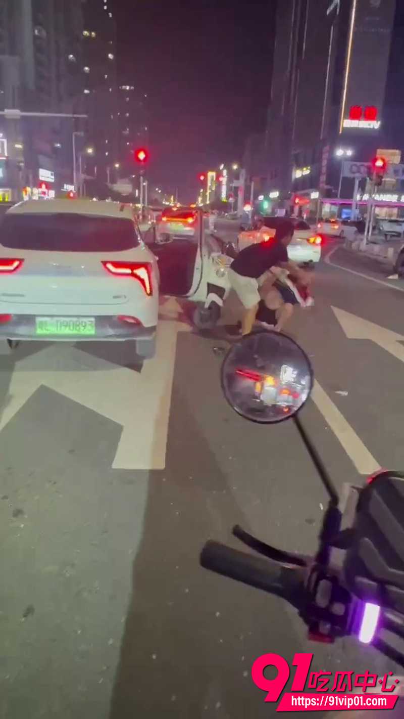 大哥电动车逆行掉头  2