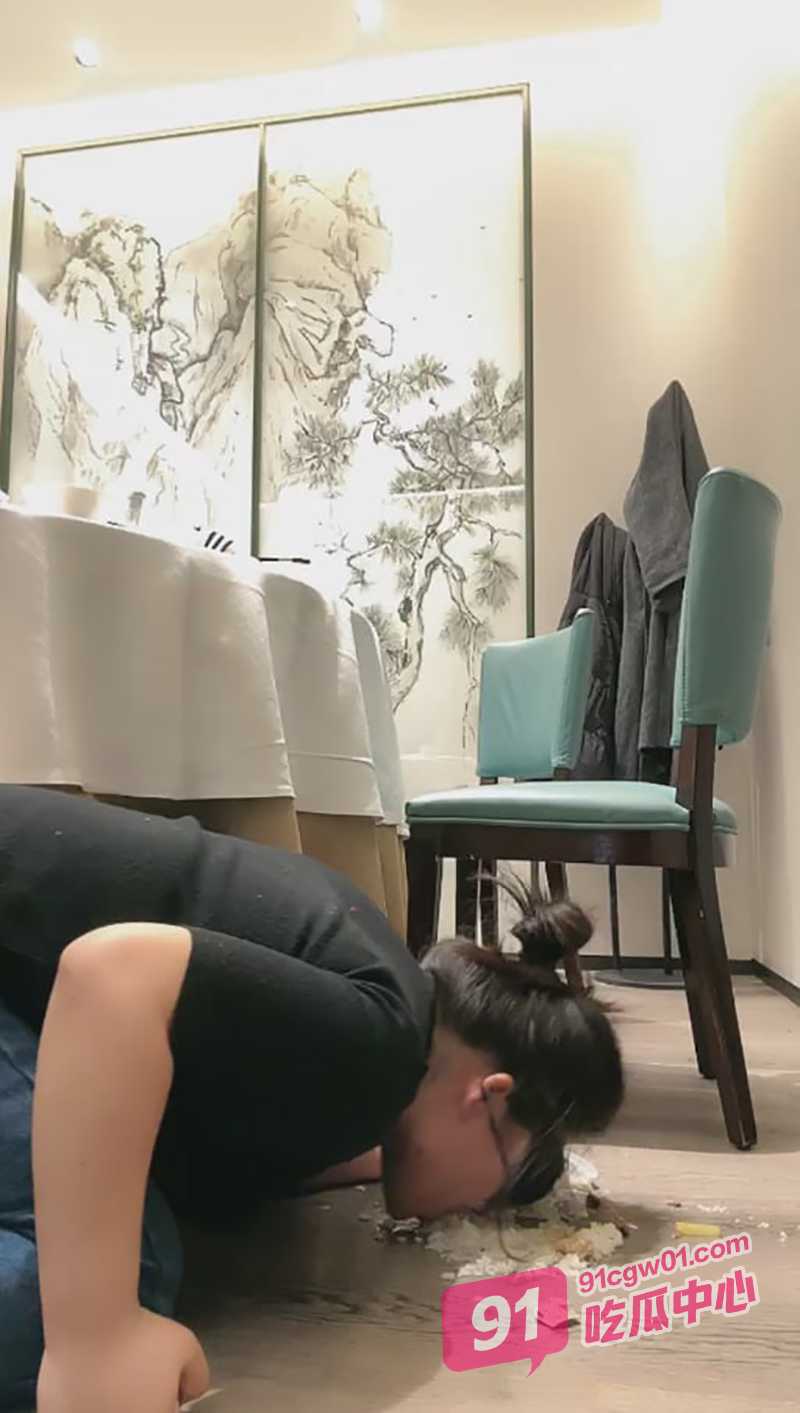 墨镜女王餐厅包间调教母狗 舔鞋底踩脸吃嘴里吐出来的残渣剩饭！ 配图5