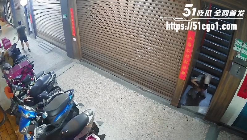 小仙女楼梯口拉屎3 小仙女楼梯口拉屎3