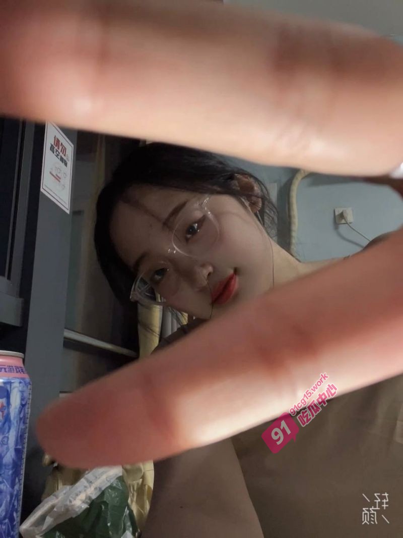 三好学生眼镜妹  被男友调教后  主动要求吃鸡巴   “我就想吃嘛”