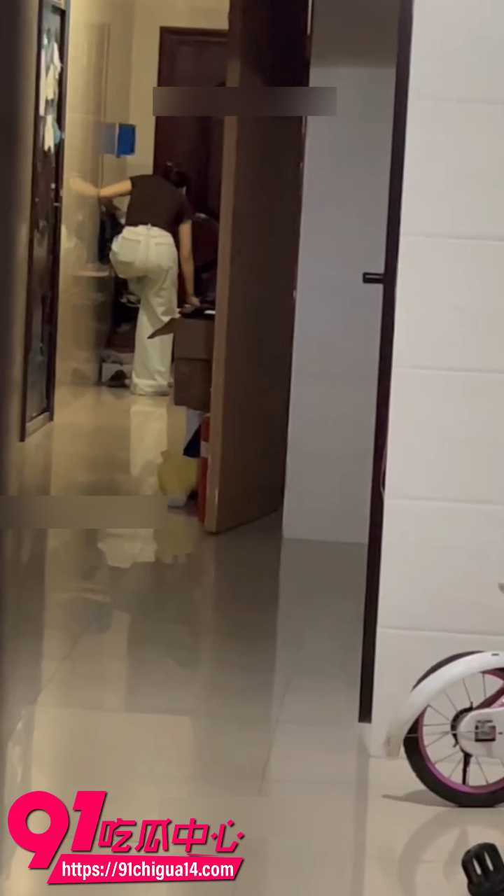 蹲守女主下班回家脱下博肯鞋蓝色棉袜2