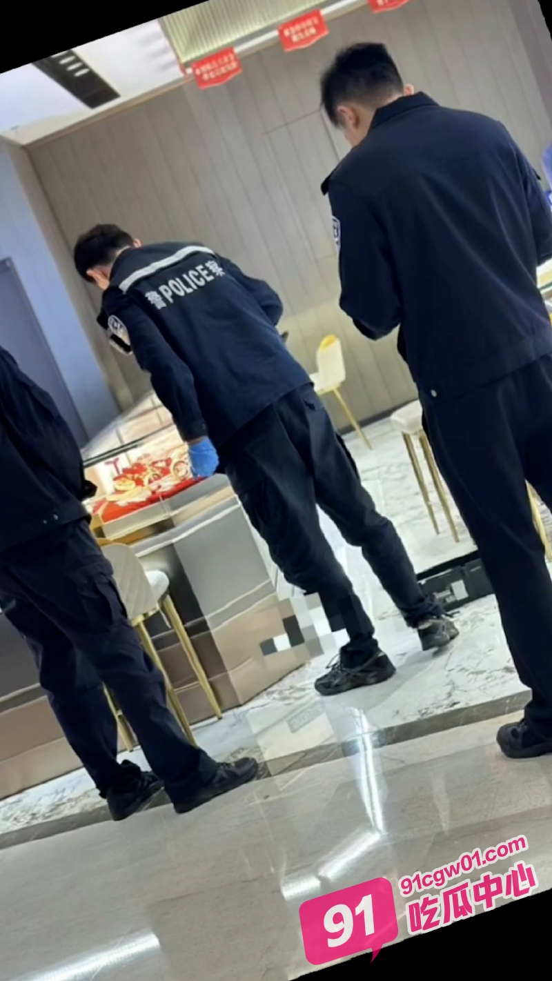 深圳水贝惊现神偷！一黄衣男子用刀划开柜台玻璃盗走100g黄金后逃之夭夭！ 配图5