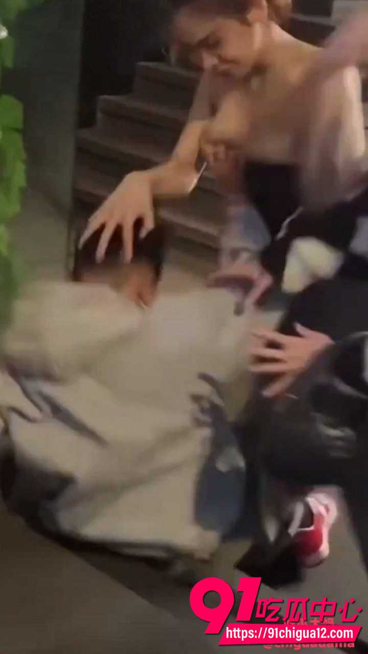 街头激战大胸妹被男子抓奶龙爪手直接放倒7