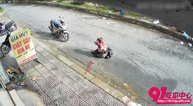 越南男子疯狂捅人 8