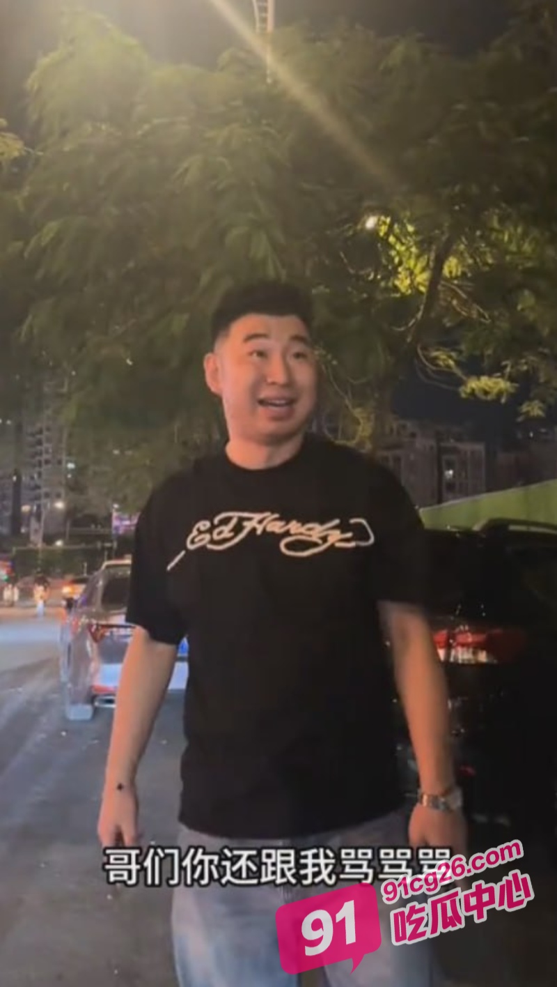 你这一身衣服值50块钱吗？男子开老款CC路怒美式拦截特斯拉 并辱骂对方是穷逼！