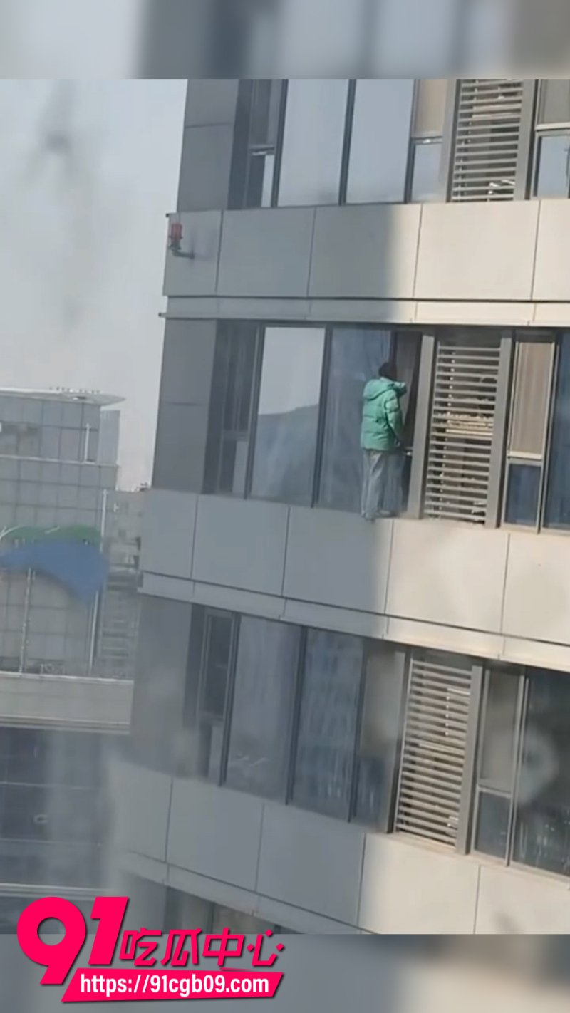 河北石家庄绿衣少女跳楼坠亡10