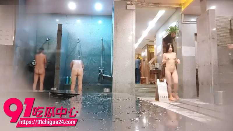 保洁大妈随身携带针孔摄像头偷拍女澡堂内部洗澡画面6 保洁大妈随身携带针孔摄像头偷拍女澡堂内部洗澡画面6