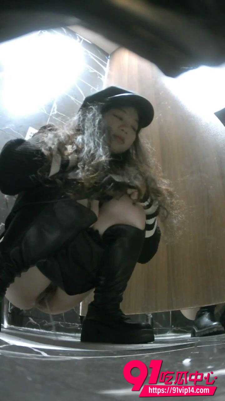 夜总会女厕前景偷拍美女放尿！黑丝高跟小姐没穿内裤后仰差点摔倒骚浪画面