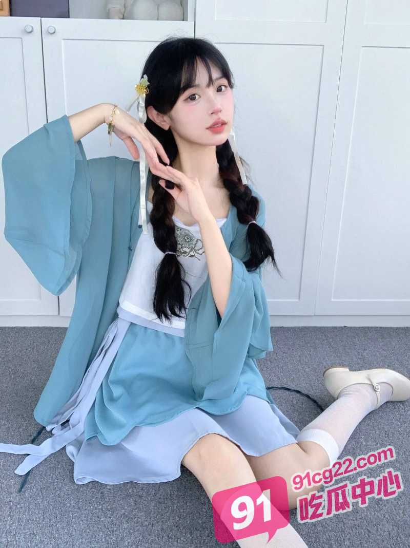 父女乱伦之强上白袜萝莉女儿 夜里发现女儿在看成人视频自慰！