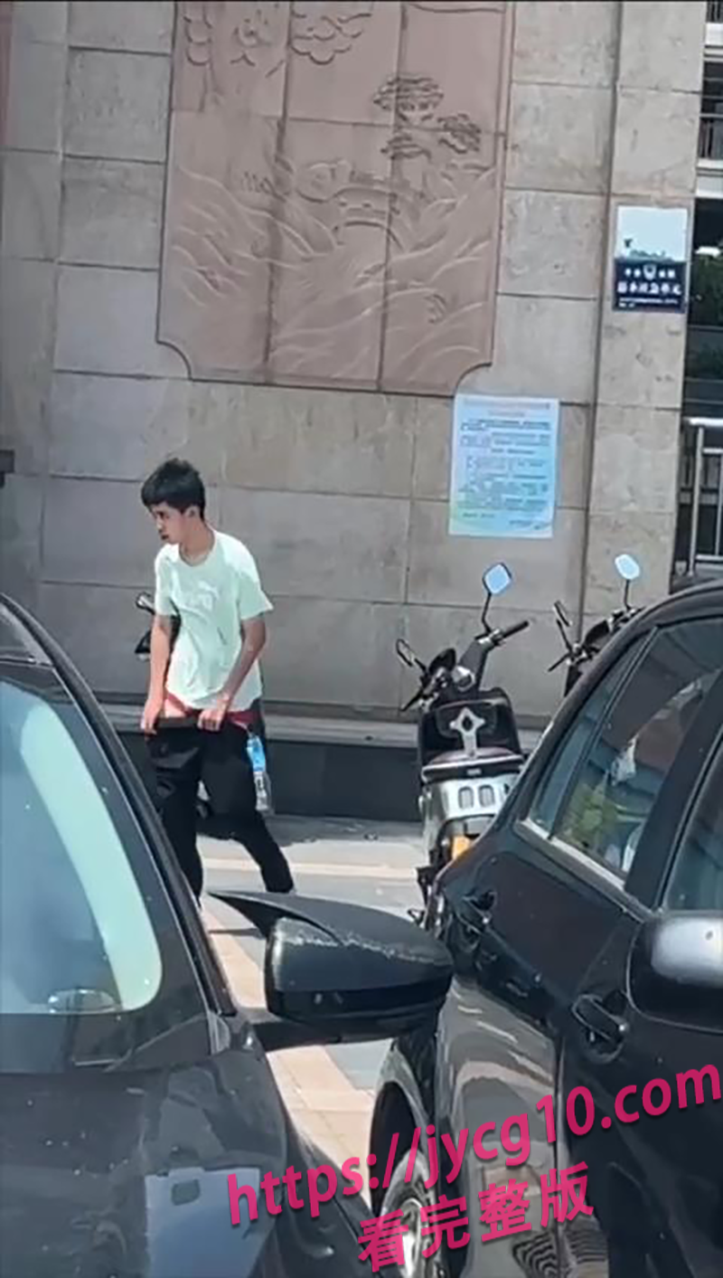 街头离谱一幕！广东男子疑似车座上演不可描述行为引围观 配图6