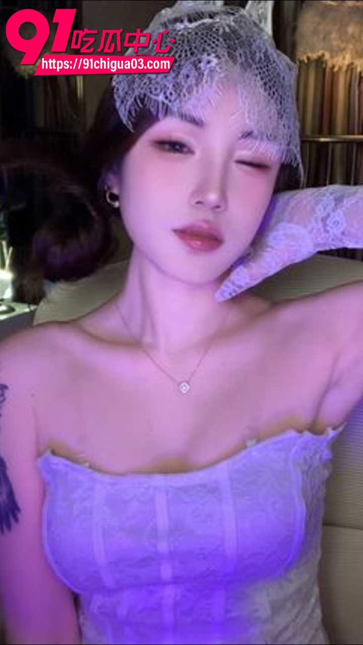 抖音高颜值花妹一对一私拍尽显她迷人的身姿与独特魅力4