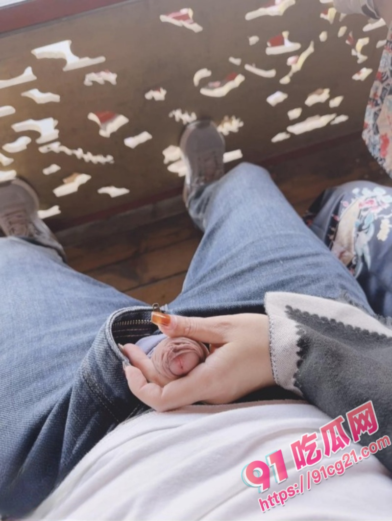 兄妹乱伦之景区内妹妹给我口交 刺激得直接射头上！ 配图2