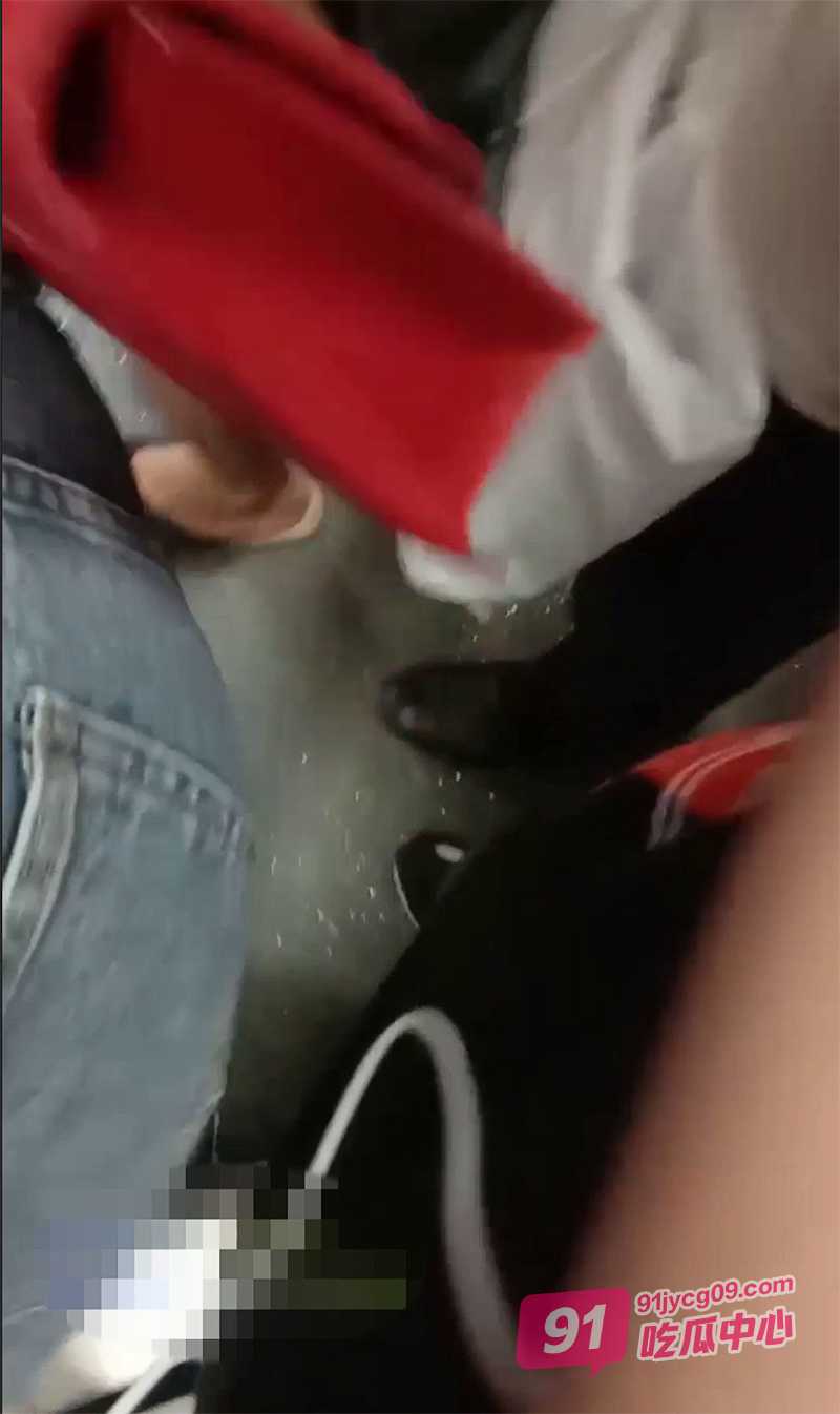 地铁猥亵小姐姐合集 暗藏长枪顶臀各种美女 全程高能刺激！ 配图4