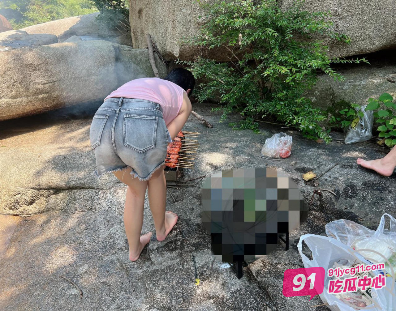 「姐弟乱伦」和姐姐出来野炊 临走时在户外解决燥热~ 配图2