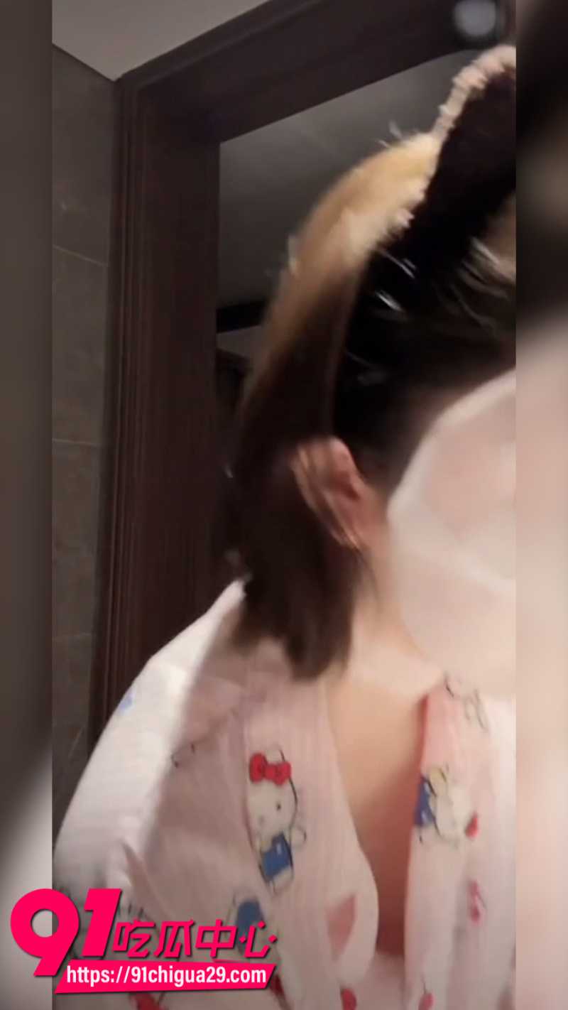 抖音170万粉丝网红梦希直播洗手不慎走光2 抖音170万粉丝网红梦希直播洗手不慎走光2