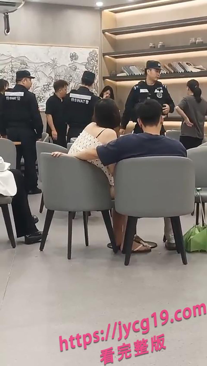 广东咖啡店抓奸翻车 原配当众撕小三场面失控