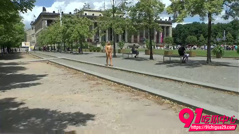 欧美反差婊街头全裸露出 骚浪私处胸部全暴露 无视人群围观大胆挑逗视觉极限！