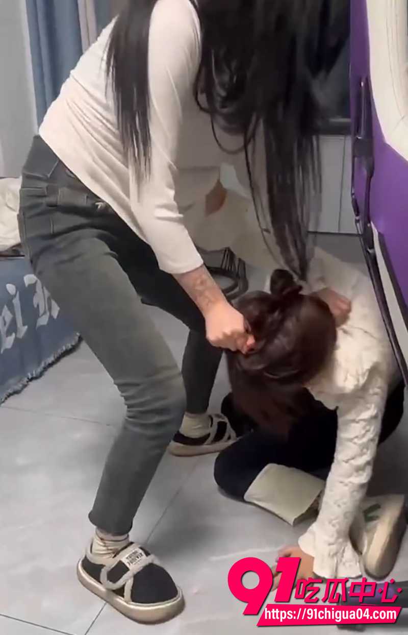 真正电竞精神 女人群殴现场乱成一锅粥 电竞男孩淡定上分不为所动!