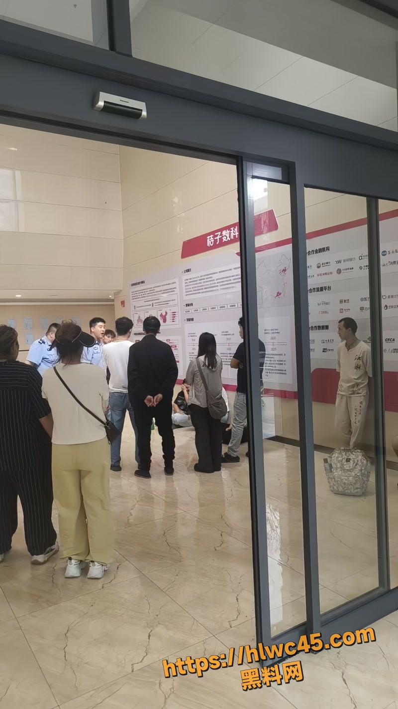 辽宁营口上百人维权 桔小花贷款平台暴雷 年轻人薅羊毛反欠银行巨款