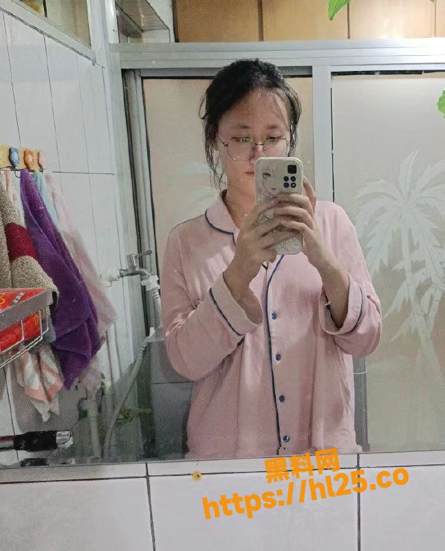 反差高中母狗看脸的话完全看不出来这么骚