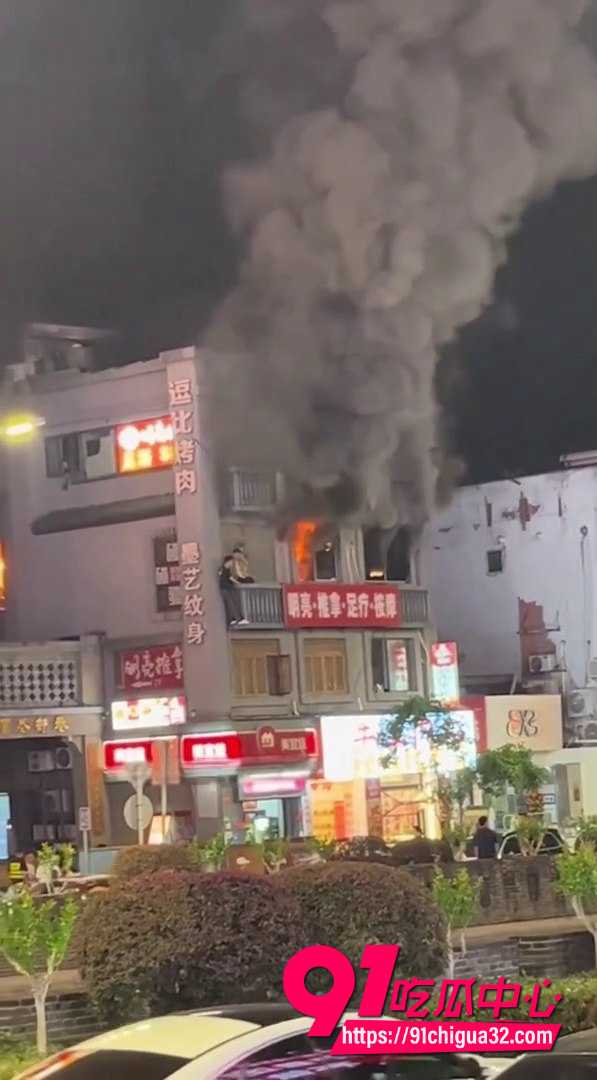 长沙黄兴广场人民西路足疗店突发大火 技师小姐姐阳台避险 烟火冲天现场混乱