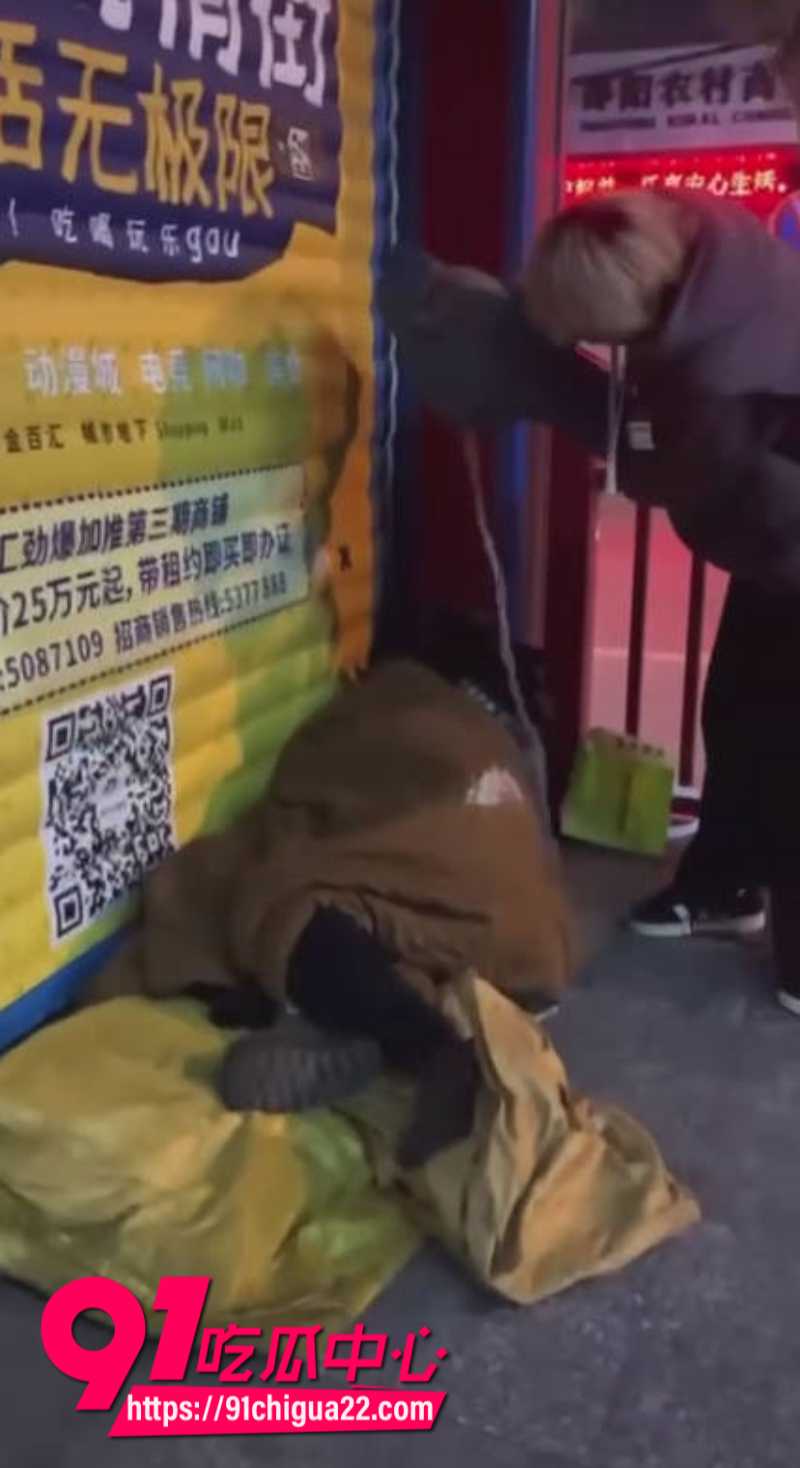 抖音网红小灿哥恶搞流浪汉引发众怒被当地大哥暴打4