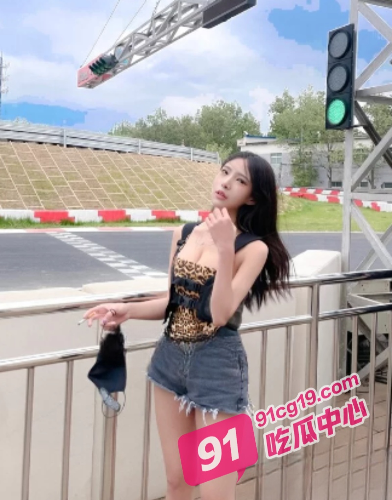 推特女神奶凶大人 私下被老板调教 各种器具轮流上阵！ 配图3