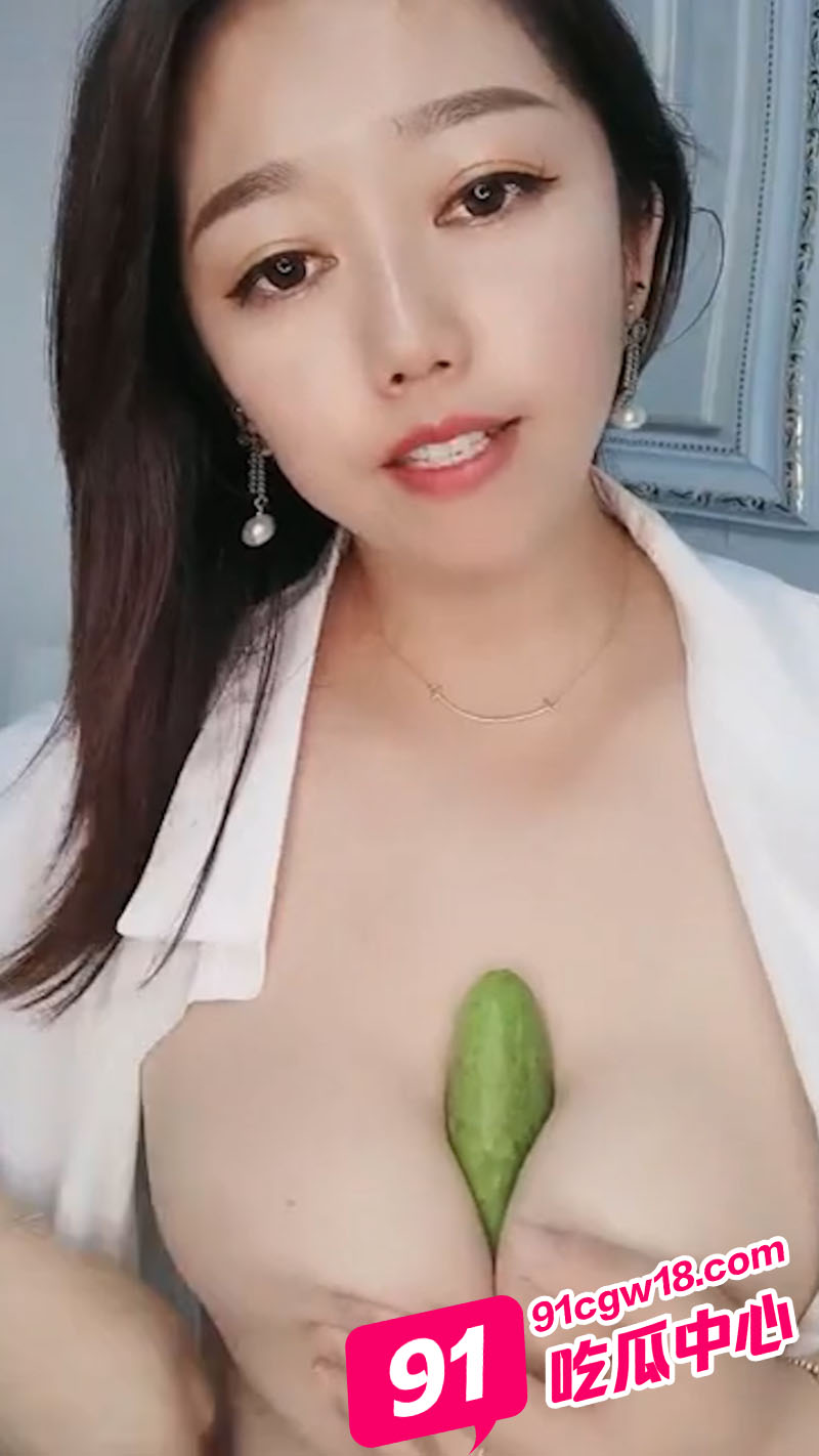 反差少女自慰自拍 酸奶黄瓜齐上阵舔着自己巨乳淫声浪叫 配图3