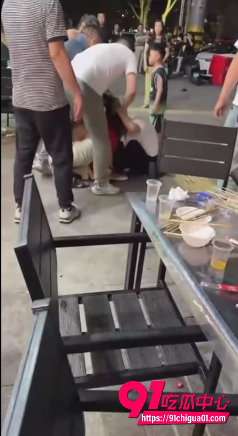 街头抓小三撕衣大战2 街头抓小三撕衣大战2