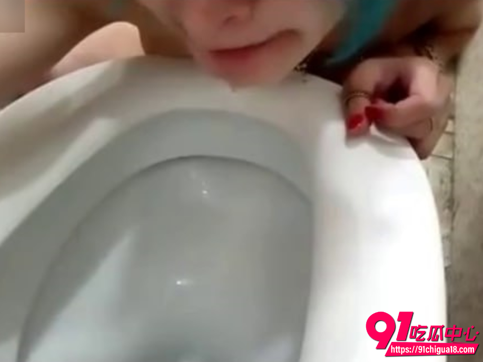 欧美绿毛精神小妹舔马桶刷喝马桶水6