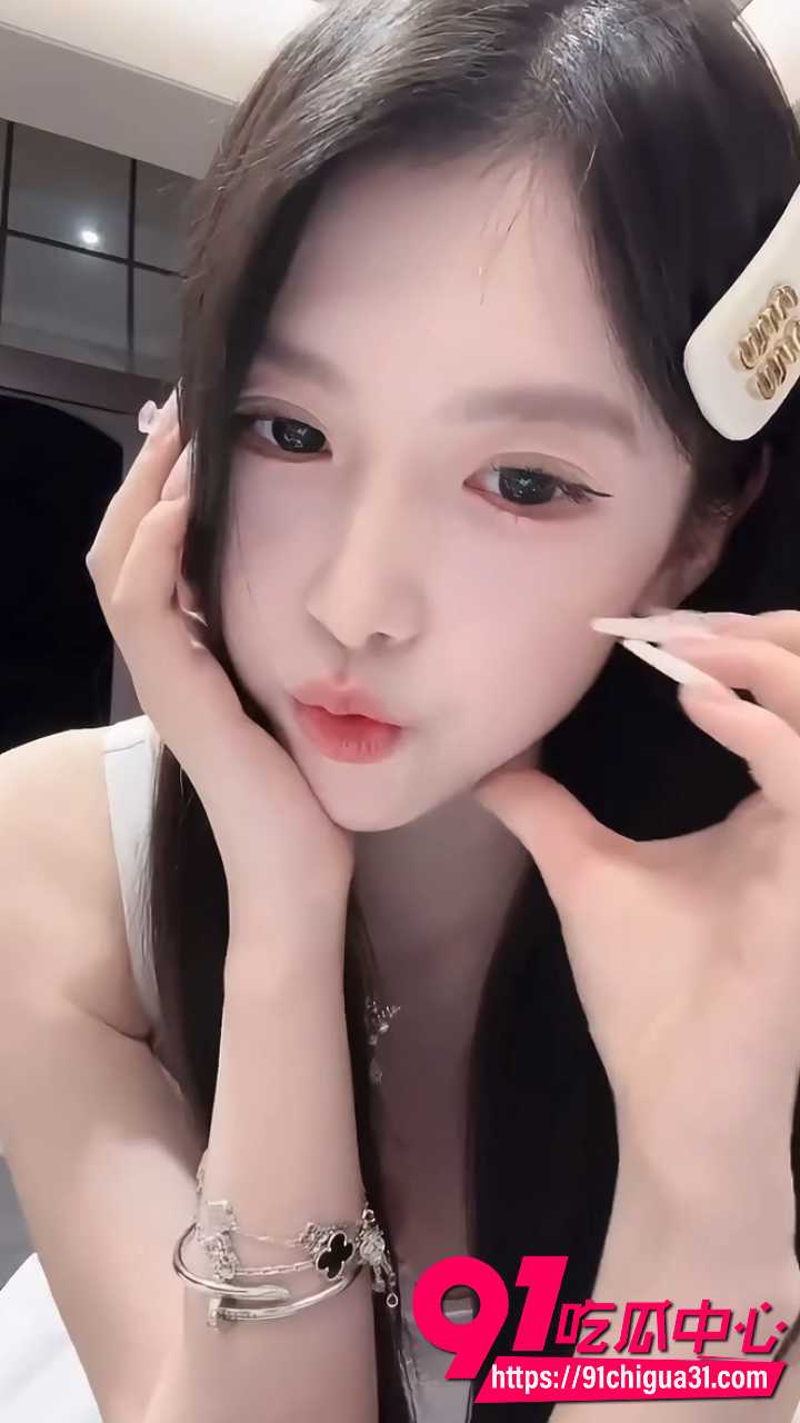 网红萧萧不吃辣直播时故意走光8 网红萧萧不吃辣直播时故意走光8